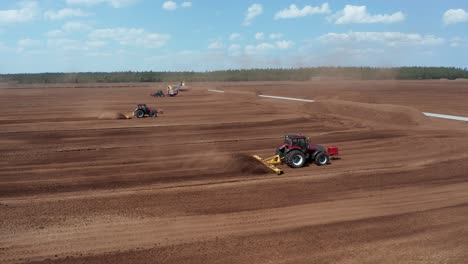 Vista-Aérea-De-Turberas-Industriales-Con-Varios-Tractores-Trabajando-En-Ellas