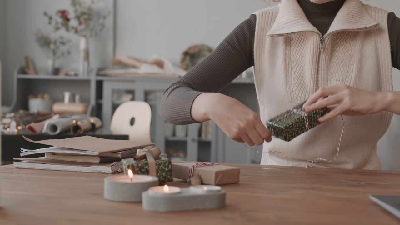 크리스마스 선물 상자를 장식 하는 장인