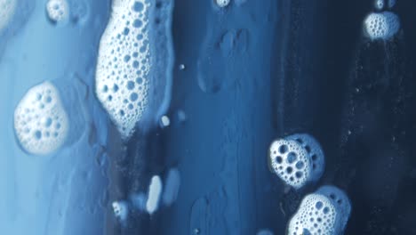 fotografía macro de burbujas de jabón la limpieza de ventanas la química fluye por el vidrio reflejando hermosamente