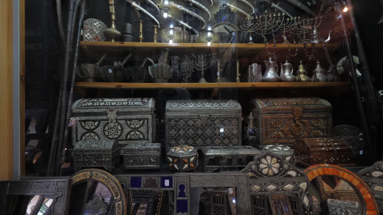 tesoros del concepto este, enfoque de cámara caja de madera tallada antigua y cuchillo de arma antigua en marruecos