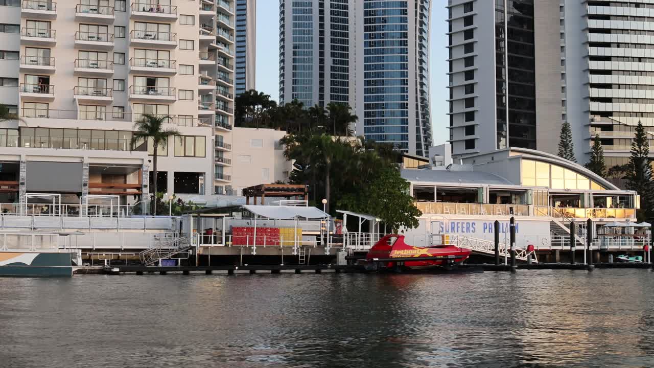 배 가 강변 에 있는 건물 에 접근 하고 정박 한다