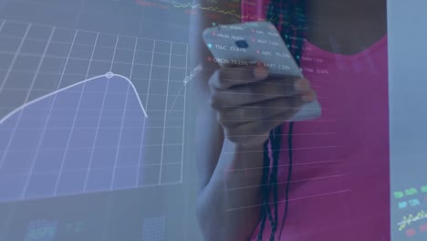 animación del procesamiento de datos del mercado de valores sobre una chica afroamericana que usa un teléfono inteligente