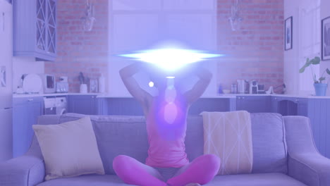 animación de puntos de luz sobre una mujer afroamericana practicando yoga y meditando