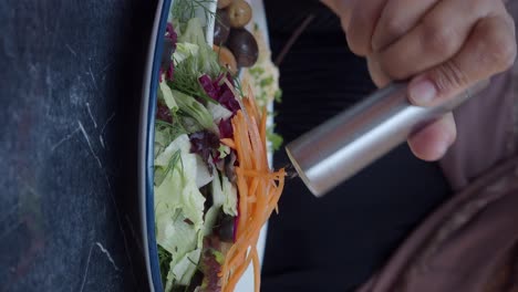 una mujer comiendo una ensalada.