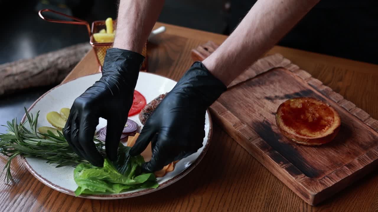 preparando una deliciosa hamburguesa gourmet