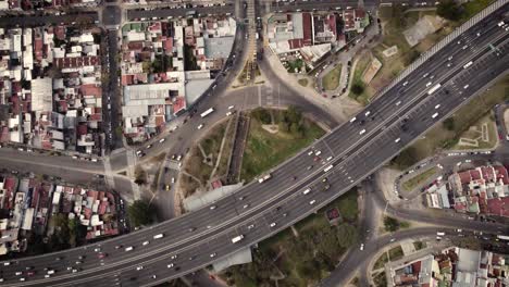 toma aérea de arriba hacia abajo del tráfico en la carretera y rotonda en buenos aires, lapso de tiempo
