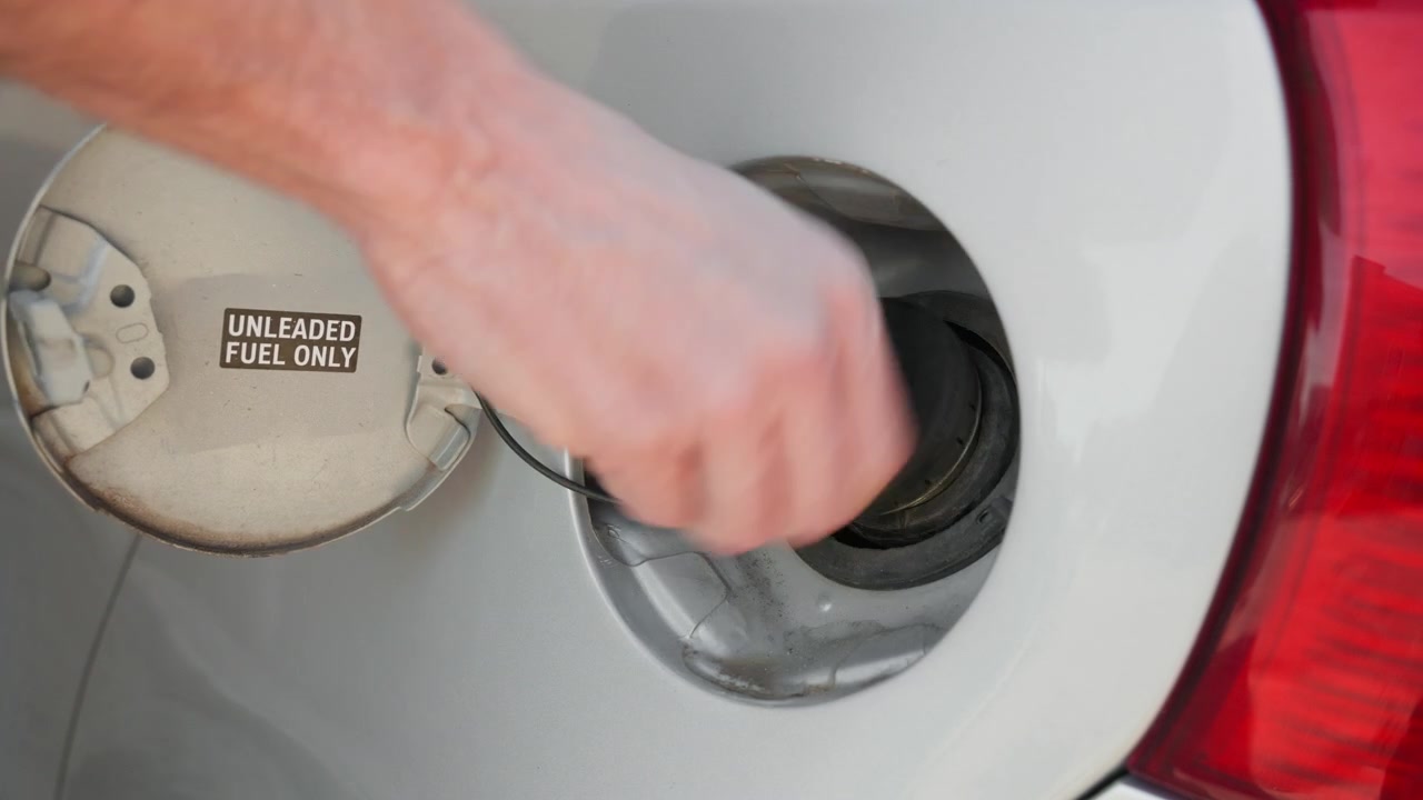 Chiusura del serbatoio del carburante dell'auto.