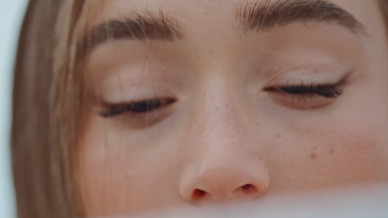 primer plano de la cara de una mujer joven