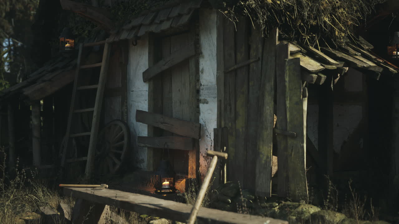 자연과 오래된 도구로 둘러싸인 황혼의 시골 목조 오두막