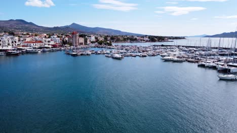 希腊萨罗尼克群岛 (saronic islands) 的埃吉纳岛 (aegina island) 的游艇