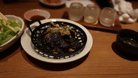 일본 식당에서 검은 카리 을 먹고 있다