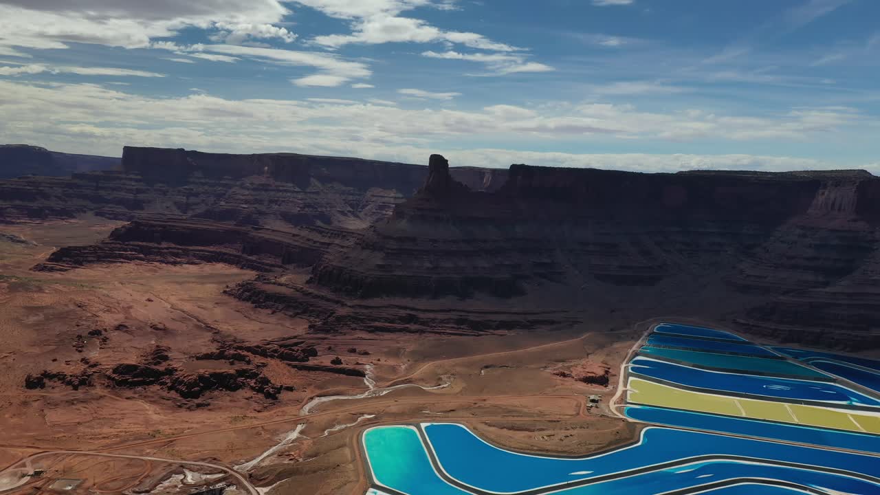 미국 유타 주 모압 근처의 대담한 광산에서 칼륨 증발 연못의 공중 전망