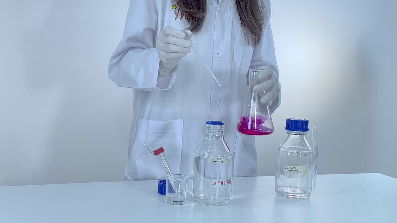 observar el cambio de color en una reacción química
