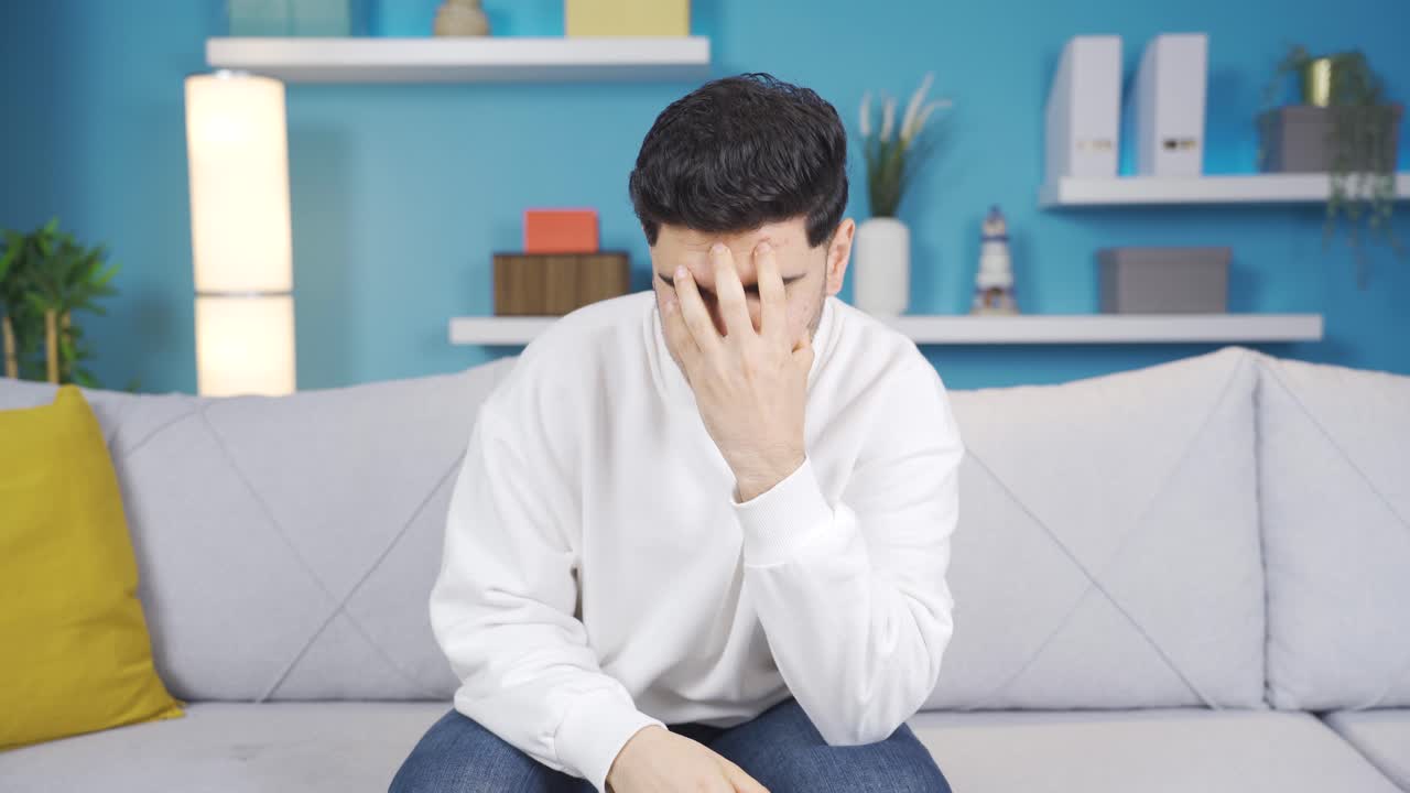 혼자 얘기하는 청년은 매우 화가 납니다.