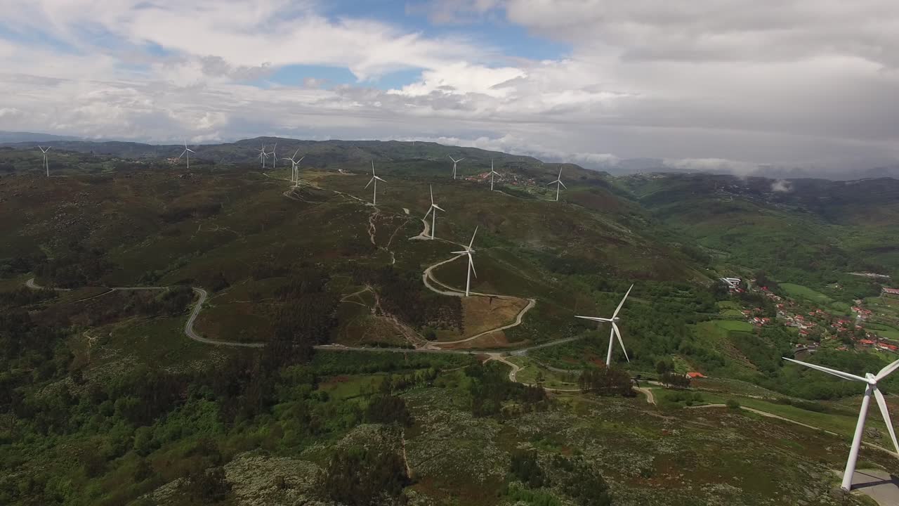 planta de energía eólica en las montañas