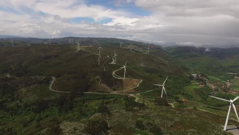 Planta-De-Energía-Eólica-En-Las-Montañas