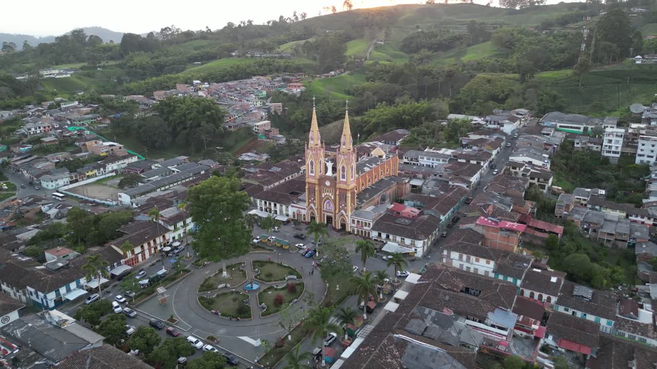 콜롬비아의 커피 삼각지대에 있는 리사랄다 지방의 안데스 산맥의 도시 마르셀라의 성당과 중앙 공원.