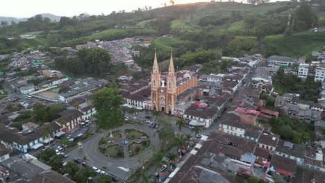 Kirche-Und-Central-Park-Der-Andenstadt-Marseille-Im-Departement-Risaralda-Im-Kolumbianischen-Kaffeedreieck