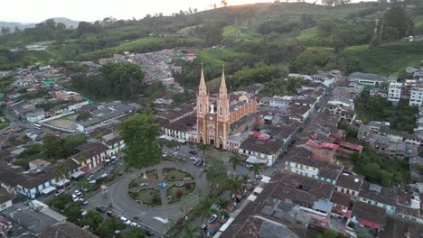 iglesia y parque central de la ciudad andina de marsella en el departamento de risaralda en el triángulo del café colombiano