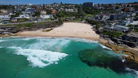 Tamarama-Beach-Coast-In-Sydney,-NSW,-Australia---Aerial-Pullback