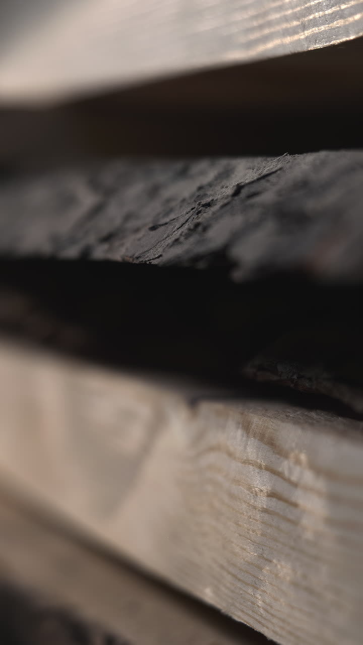 Detailní makro vrstvených dřevěných hran, malá hloubka ostrosti a teplé studiové tóny, texturovaná kresba a stíny.