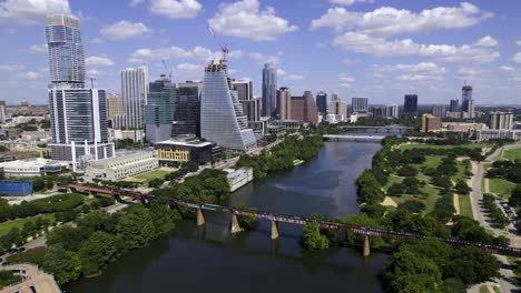 Vista-Aérea-Del-Río-Y-Los-Rascacielos-Del-Centro-De-Austin,-En-El-Soleado-Texas,-Ee