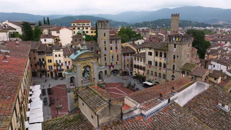 Hauptplatz-Piazza-Grande-Mit-Mittelalterlicher-Kirche-Und-Gebäuden-In-Arezzo,-Toskana,-Italien---Luftrückzug