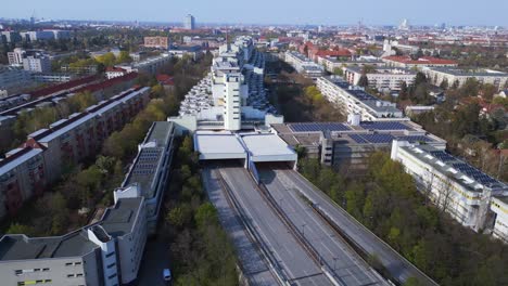 Leere-Schnellstraße-Führt-Am-Tunnelhaus-Vorbei