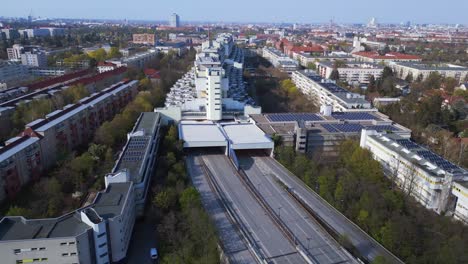 la autopista vacía pasa por la casa del túnel