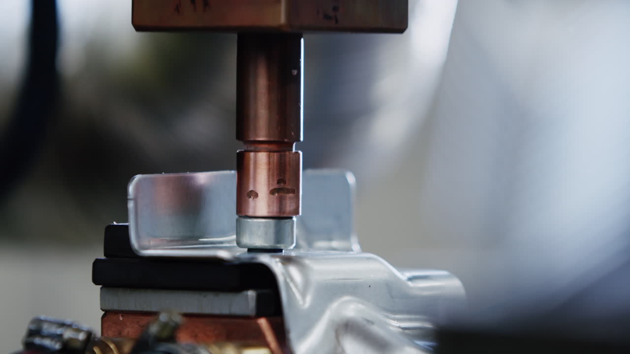 금속 부품에 전기로 용접되는 볼트