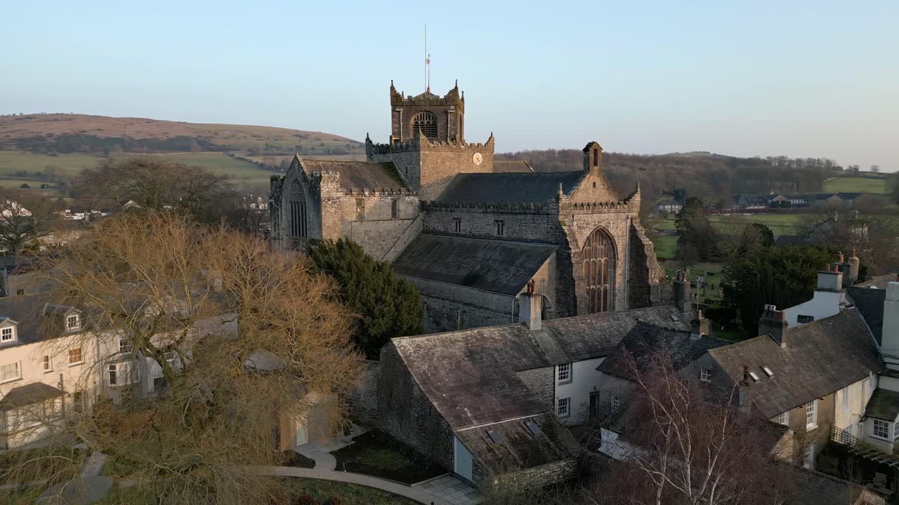Villaggio di Cartmel, il luogo imperdibile nel distretto dei laghi, sede di ristoranti stellati Michelin e altre attrazioni turistiche come il famoso negozio di sticky toffee pudding