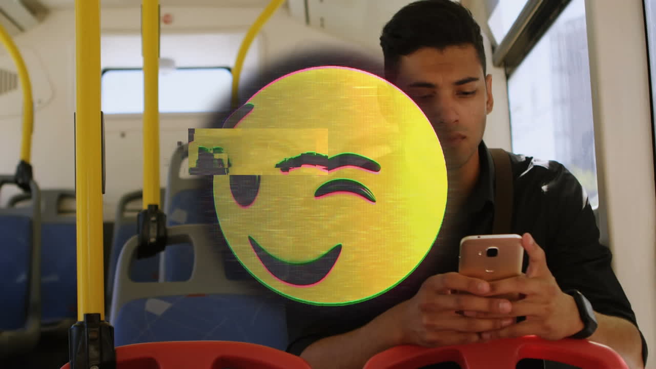 animación de un emoji feliz sobre un hombre usando un teléfono inteligente