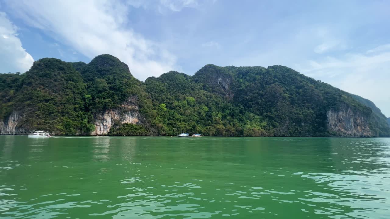 залив майя на островах фи-фи национальный парк, волны, песчаный пляж и красивая кристально чистая вода в популярном туристическом месте в краби, на юге таиланда