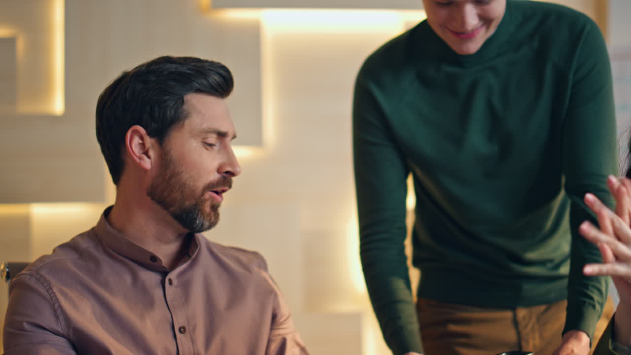 hombre fatigado gerente esperando día terminando primer plano. trabajador trayendo café para romper