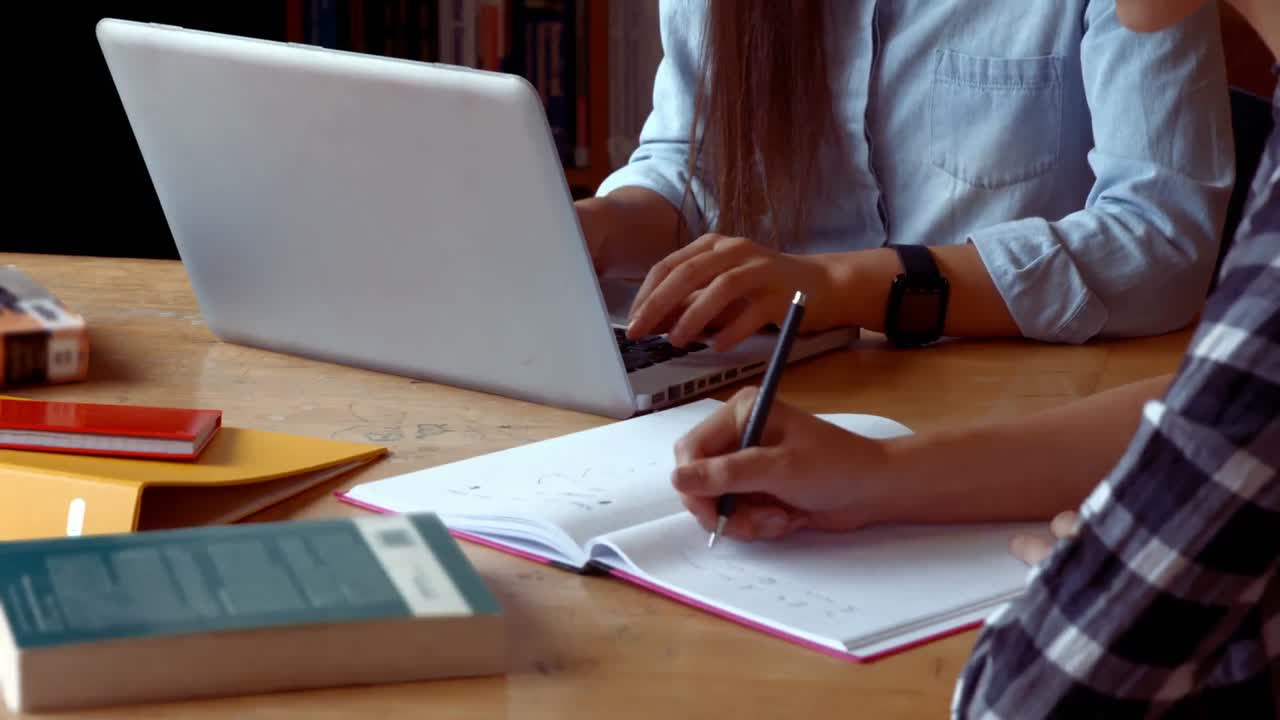 estudiante trabajando en una computadora portátil