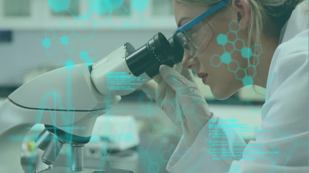 animación de procesamiento de datos sobre una científica caucásica que trabaja en un laboratorio