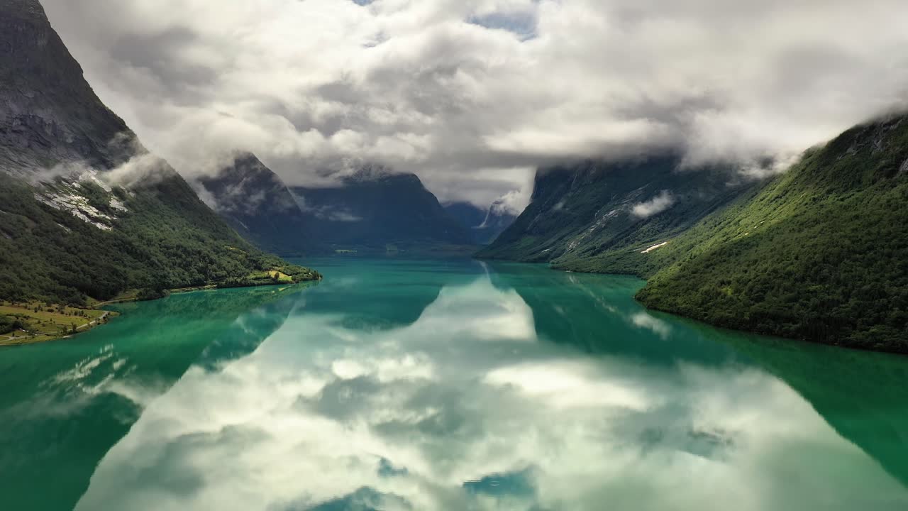 Mooie natuur Noorwegen, natuurlijk landschap Lovatnet meer