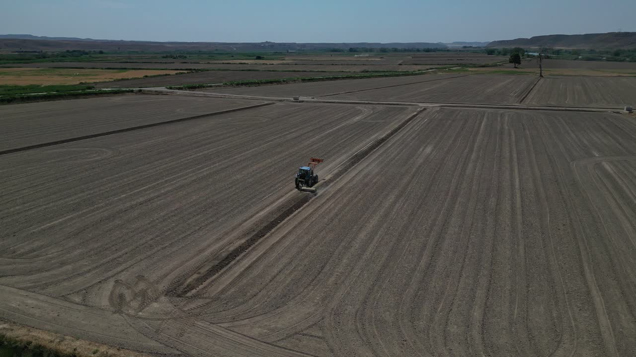 트랙터가 날씨에 에어뷰와 함께 gelsa, zaragoza에서 큰 을 고 있습니다.
