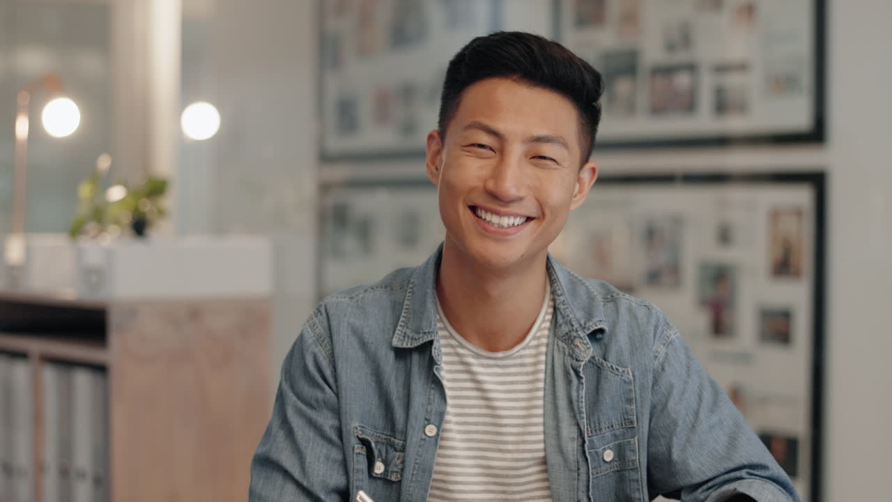 아시아 남자, 스타트업 사무실에서 얼굴과 밤