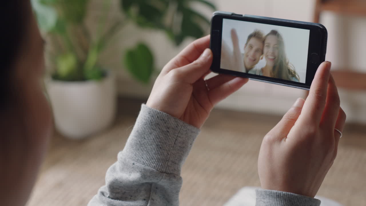 mujer joven chateando en video usando un teléfono inteligente pareja en vacaciones de luna de miel compartiendo experiencia de viaje divirtiéndose aventura de vacaciones comunicándose con el teléfono móvil