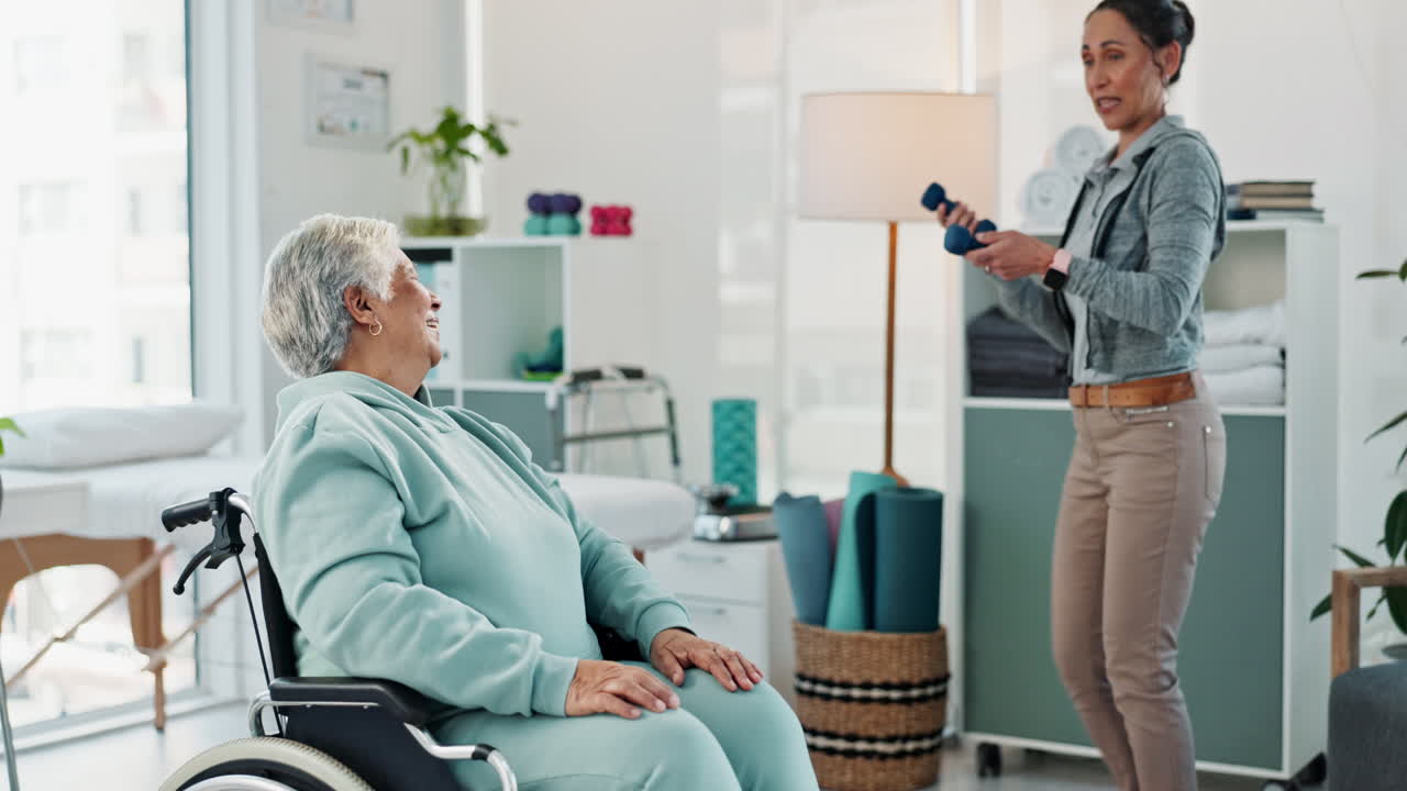 시니어 여성이 치료사와 함께 물리 치료 운동을 하고 있습니다.