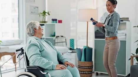 mujer mayor haciendo ejercicios de fisioterapia con un terapeuta