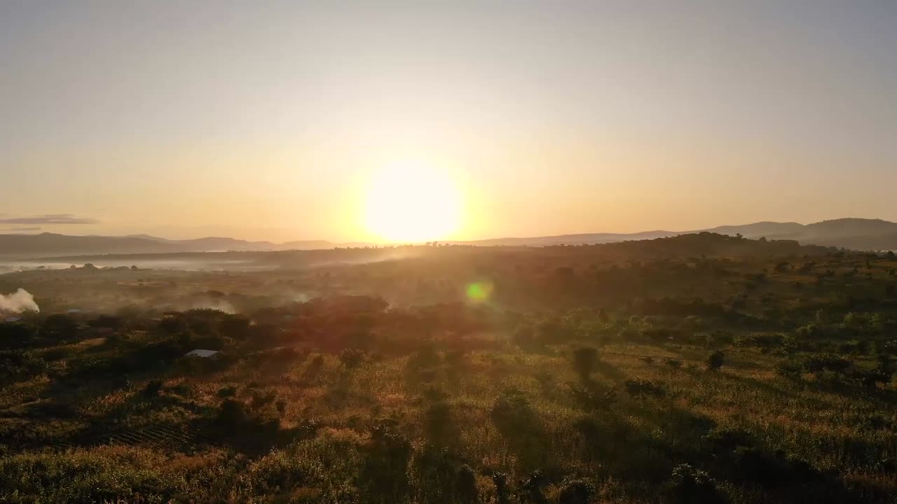 Plantaciones de maíz en Malaui durante la hora dorada, vista aérea con dron.