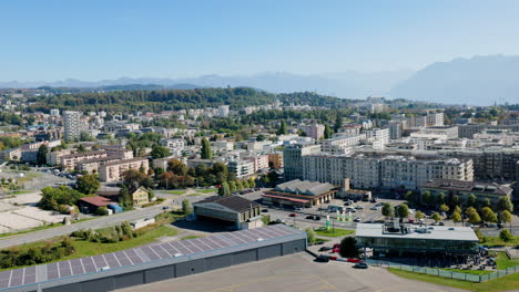 ciudad de lausana desde el despegue de un helicóptero en el aeropuerto de lausanne-blecherette en suiza