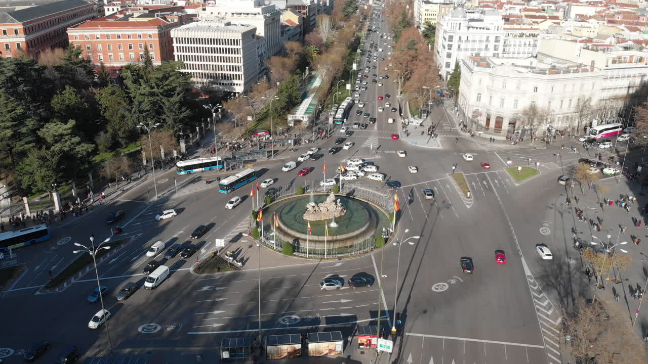 Plaza de Cibeles, piazza Cibeles a Madrid, in un pomeriggio di Natale, ripresa a 4k 24fps dall'alto