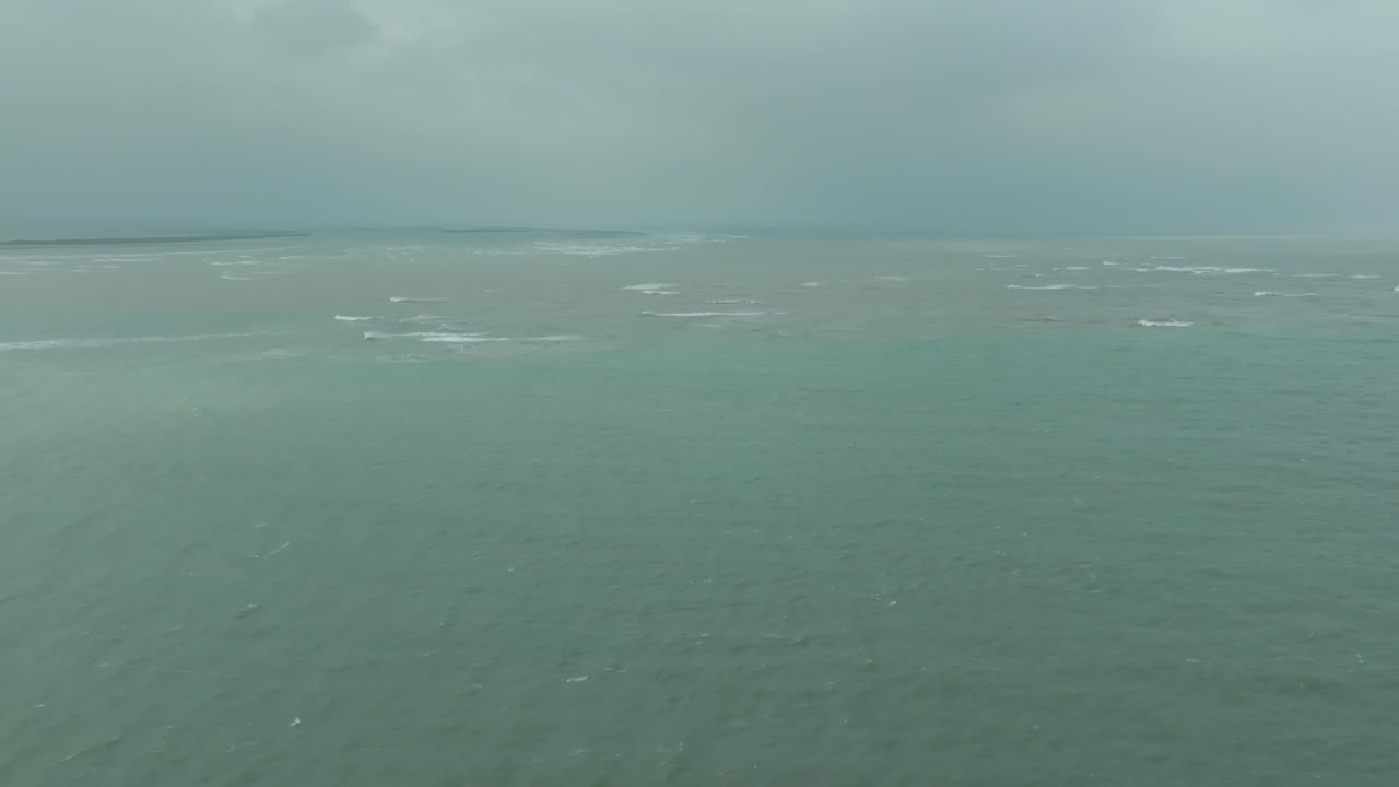 파키스탄 카라치에서 비파르조이 사이클론 이후 수위 상승과 홍수