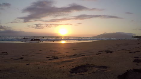 Sunset-timelapse-with-crabs-playing-in-the-sand-on-Po'olenalena-beach,-Maui,-Hawaii