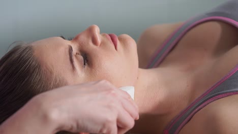 mujer que recibe tratamiento facial