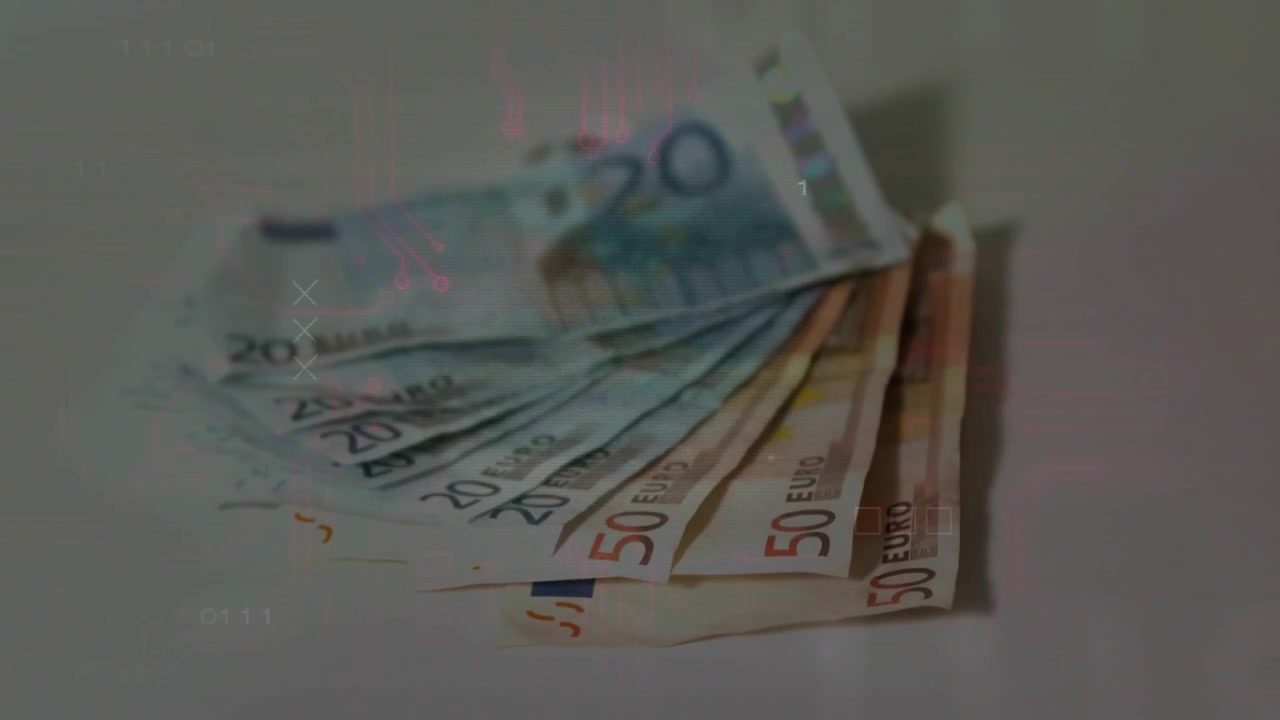 Sløring opløses og fokuserer, mens en vifte af eurosedler afslører hologrammer, og et rødt kryds markerer forfalskning.