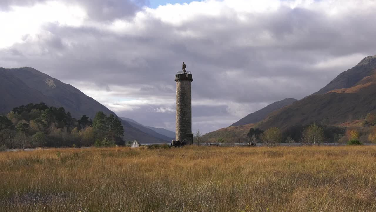 화창한 아침 햇살 속에서 로크 시엘(loch shiel)을 내려다보는 가을 색상의 글렌피난 기념물
